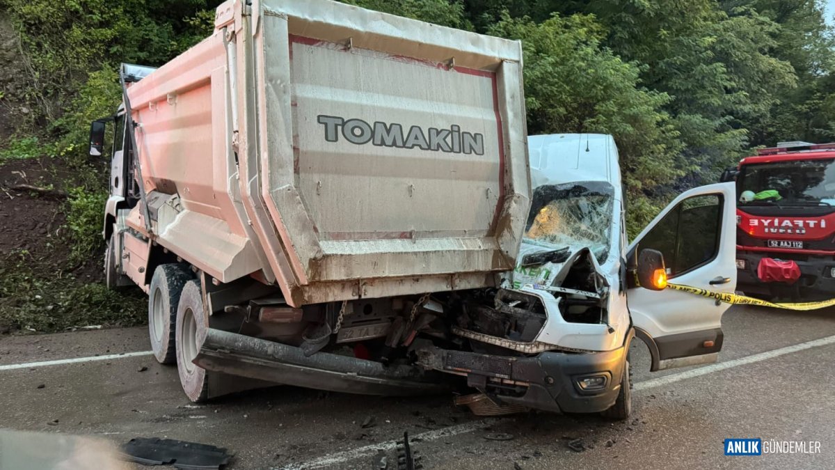 Ordu'da Kanlı Randevu! Kamyon Karşı Şeride Uçtu, Minibüsle Can Pazarı Yaşandı: 1 Can Aldı, 23 Yaralı!