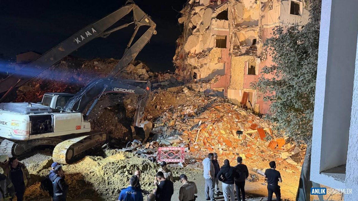 Küçükçekmece Yıkımında Büyük Sürpriz! Bina Çöktü, Yol Kenarındakiler Enkaz Altında Kaldı: 3 Yaralı