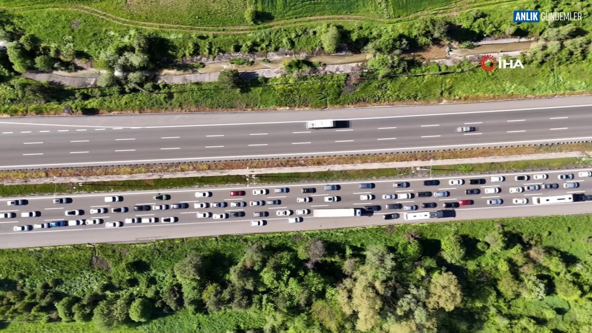 Bayram Dönüşü Çilesi: TEM ve D-100 Bolu Geçişinde Trafik Felç Oldu! Milyonlarca Sürücü Yollarda Mahsur Kaldı!