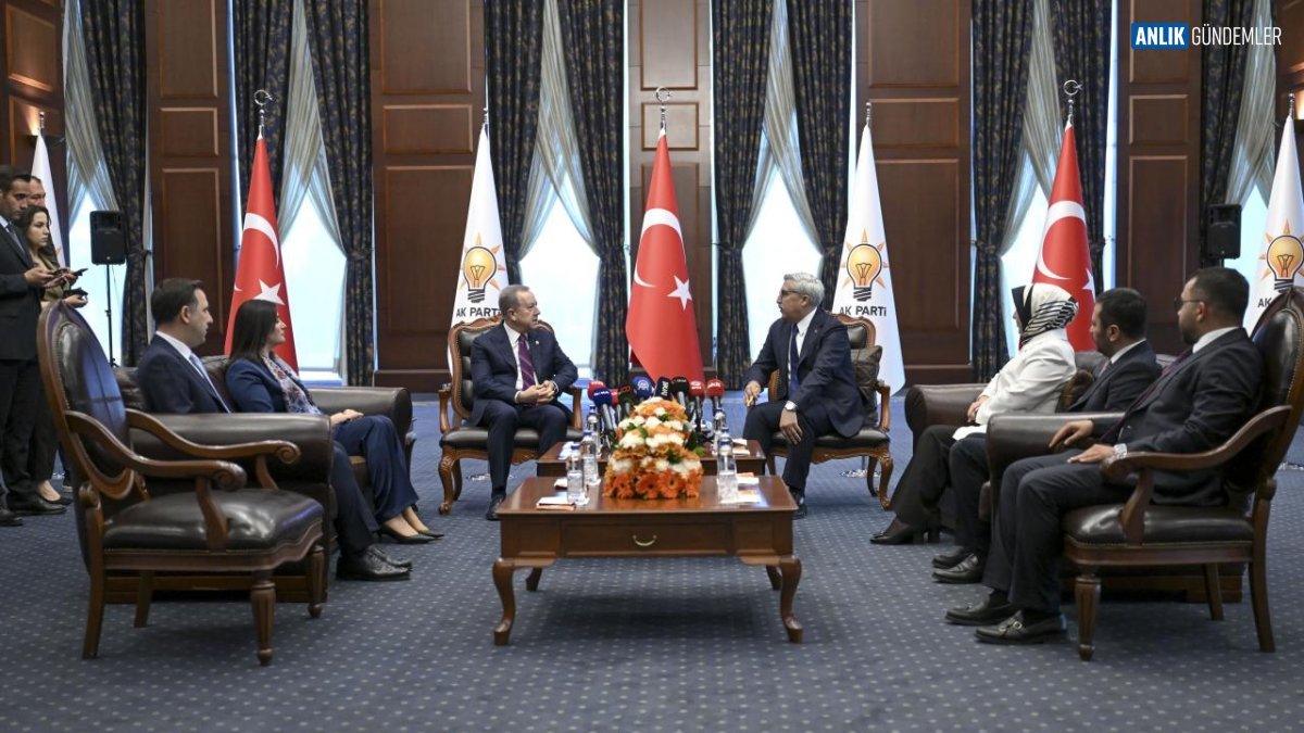 Bayramın İkinci Gününde Siyasi Arenada Sürpriz Buluşmalar: AK Parti, CHP ve MHP'den Ortak Mesajlar!