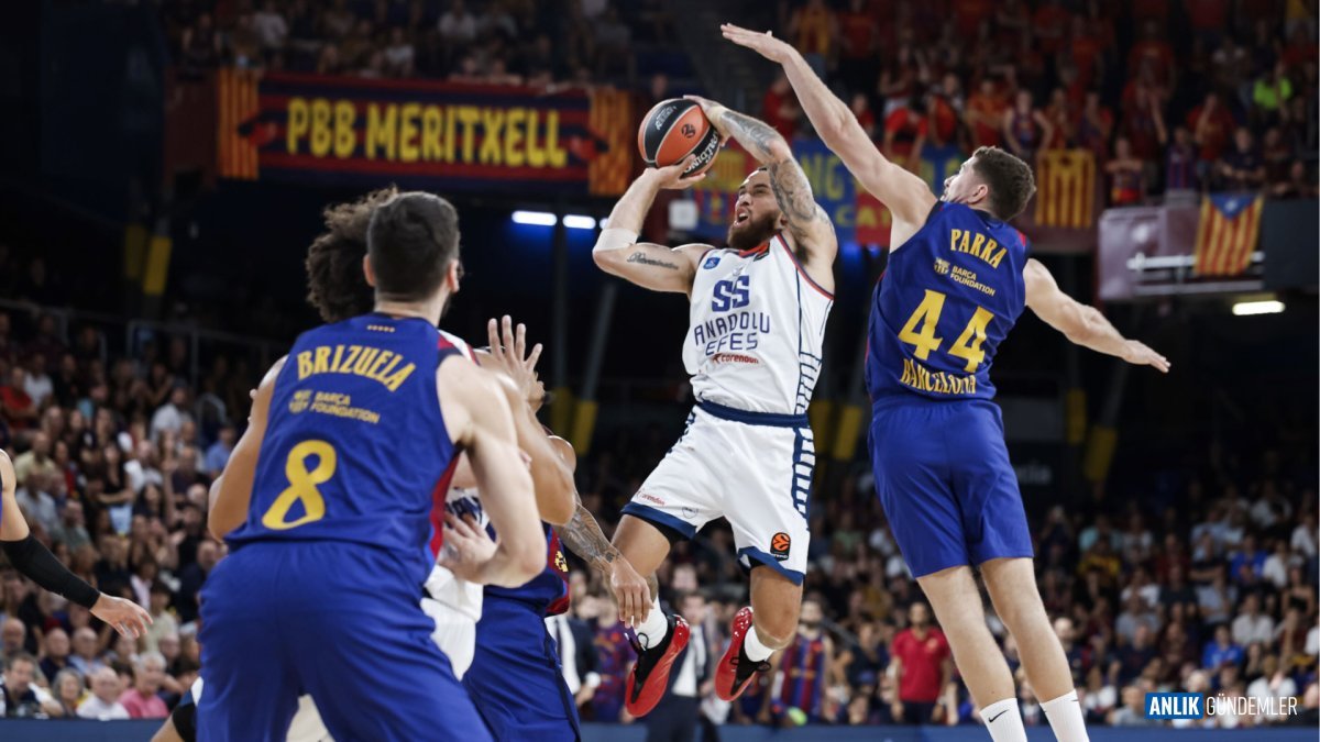 Anadolu Efes Sahadan Silindi! Barça Son Periyotta Maçı Çaldı: Sayı Seliyle Gelen Şok Yenilgi