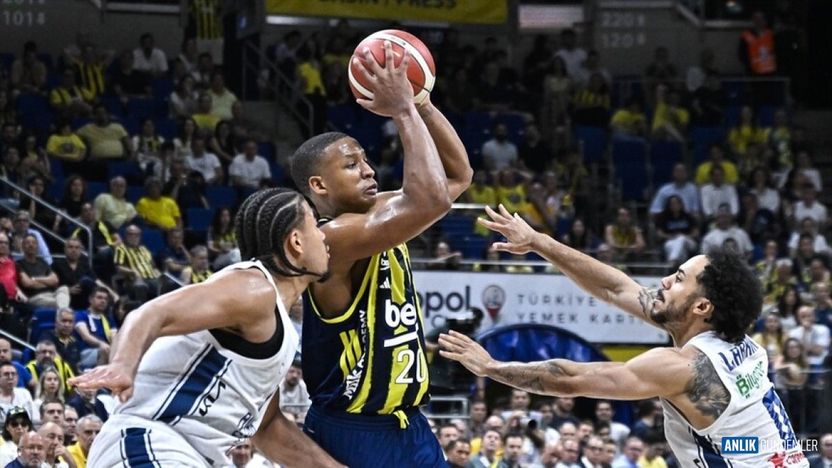 Nefes Kesen Derbi! Fenerbahçe Beko, Anadolu Efes'i Son Saniyede Devirdi: Seri 1-1!