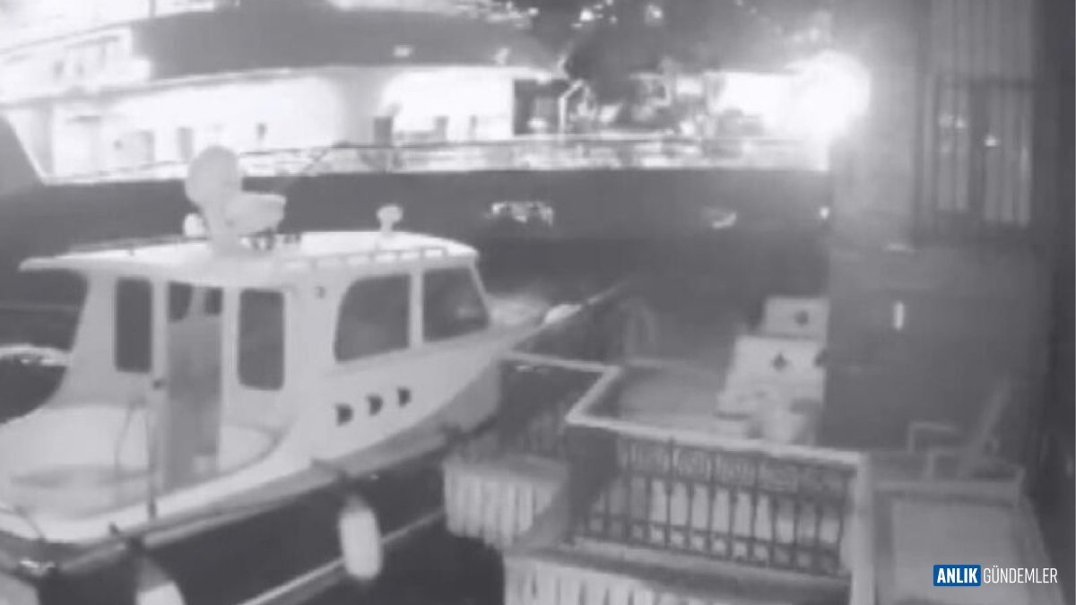 Üsküdar'da Gece Yarısı Vapur Kabusu: Lüks Yalı ve Tekne Ağır Hasar Aldı! O Anlar Kamerada!