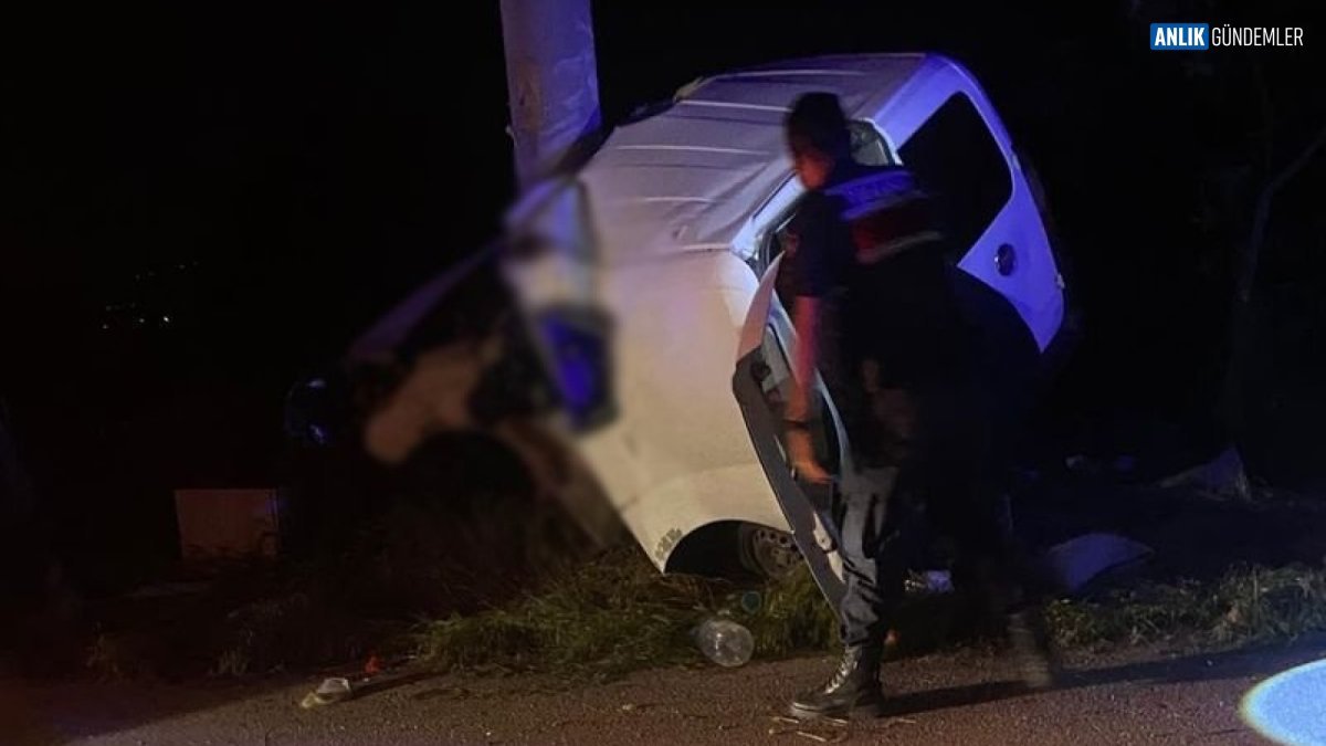 Isparta'da Dehşet! Hafif Ticari Araç Elektrik Direğine Çarptı: 2 Can Yandı, 2 Kişi Hastanelik!