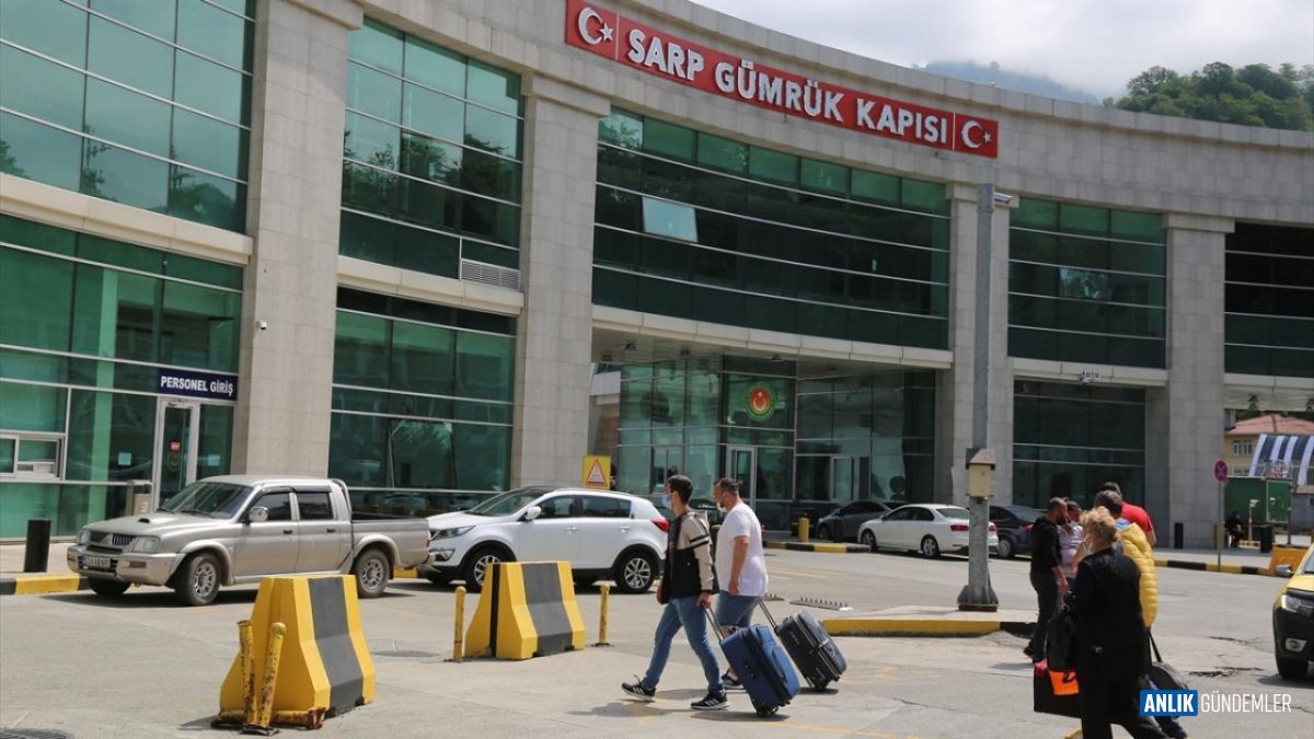 Bayram Tatili Sarp Sınır Kapısı'nı Salladı! 185 Bin Kişi Nereye Akın Etti? İşte Detaylar!