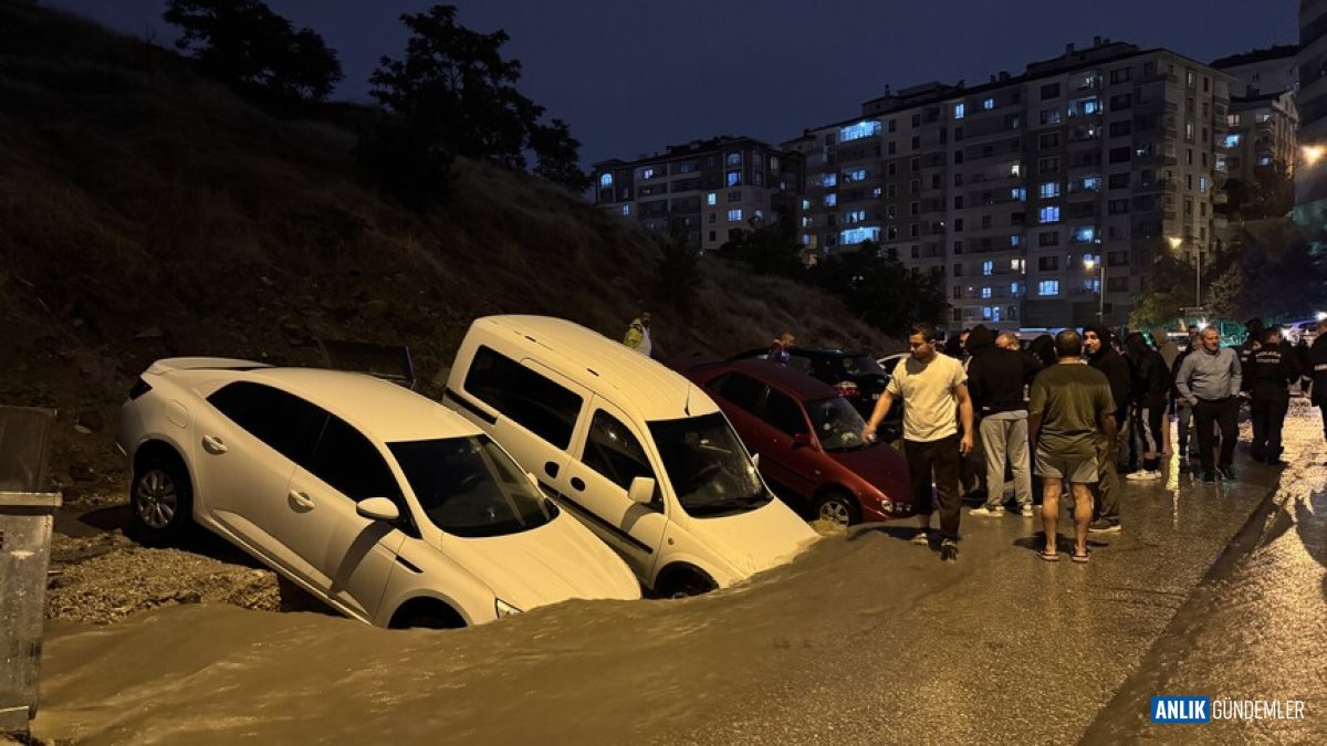 Ankara'da Gök Gürültüsü Hayatı Felç Etti: Caddeler Nehir Oldu, Trafik Durma Noktasına Geldi!