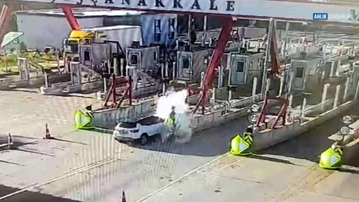 Otoyol Gişelerinde Yürekleri Ağza Getiren Anlar: Beton Bariyerle Savaş Alanına Dönen Otomobilde Hayatlar Durdu!