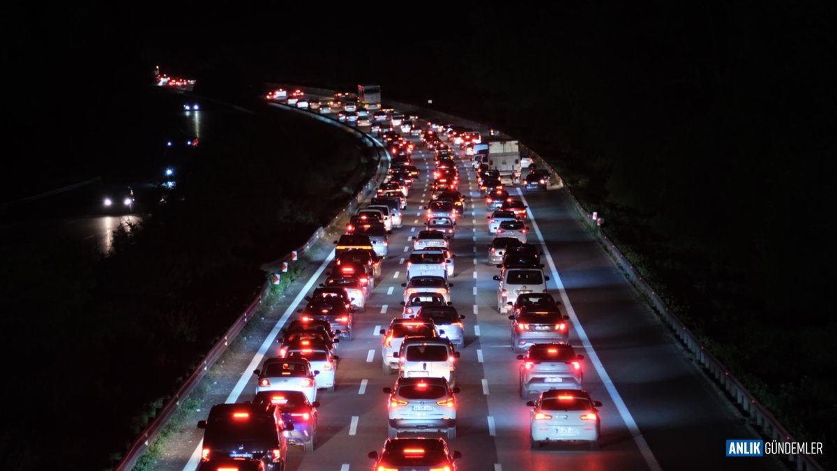 Bayram Dönüşü Kabusu: Yollar Felç, Otogarlar Hınca Hınç, Havalimanları Rekor Kırıyor!