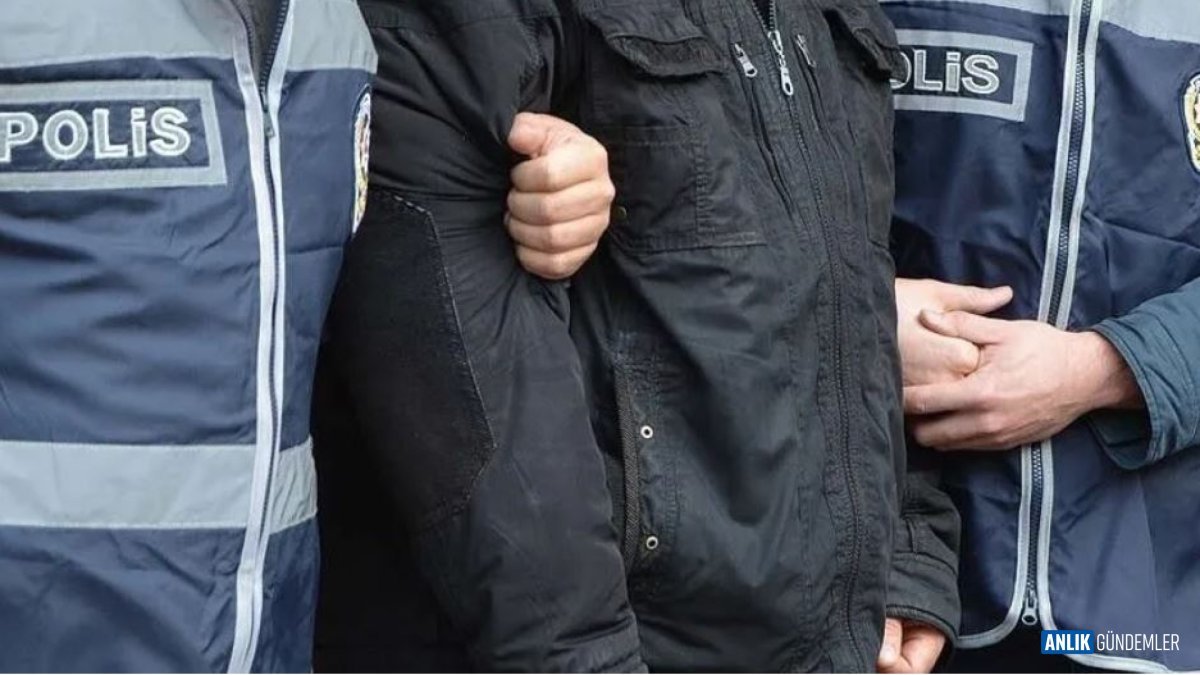 Edremit'te Öğretmenden Pes Dedirten Paylaşımlar: Bayrağa ve Atatürk'e Hakaret Edince Gözaltına Alındı!