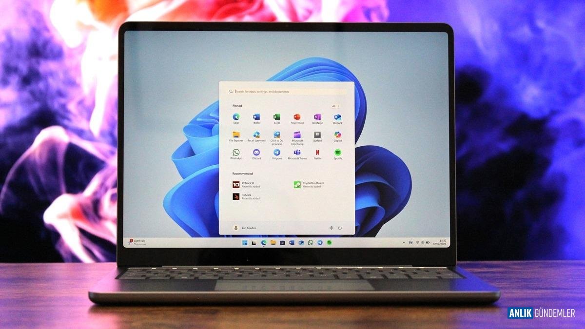 Windows 11'de 5 Yıllık Hasret Sona Erdi: Görev Çubuğu Eski Yerine Dönüyor!