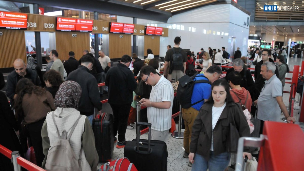 Tatilciler Akın Ediyor: İstanbul Havalimanları'nda Nefes Kesen Dönüş Yolu – Rekorlar Kırılıyor!