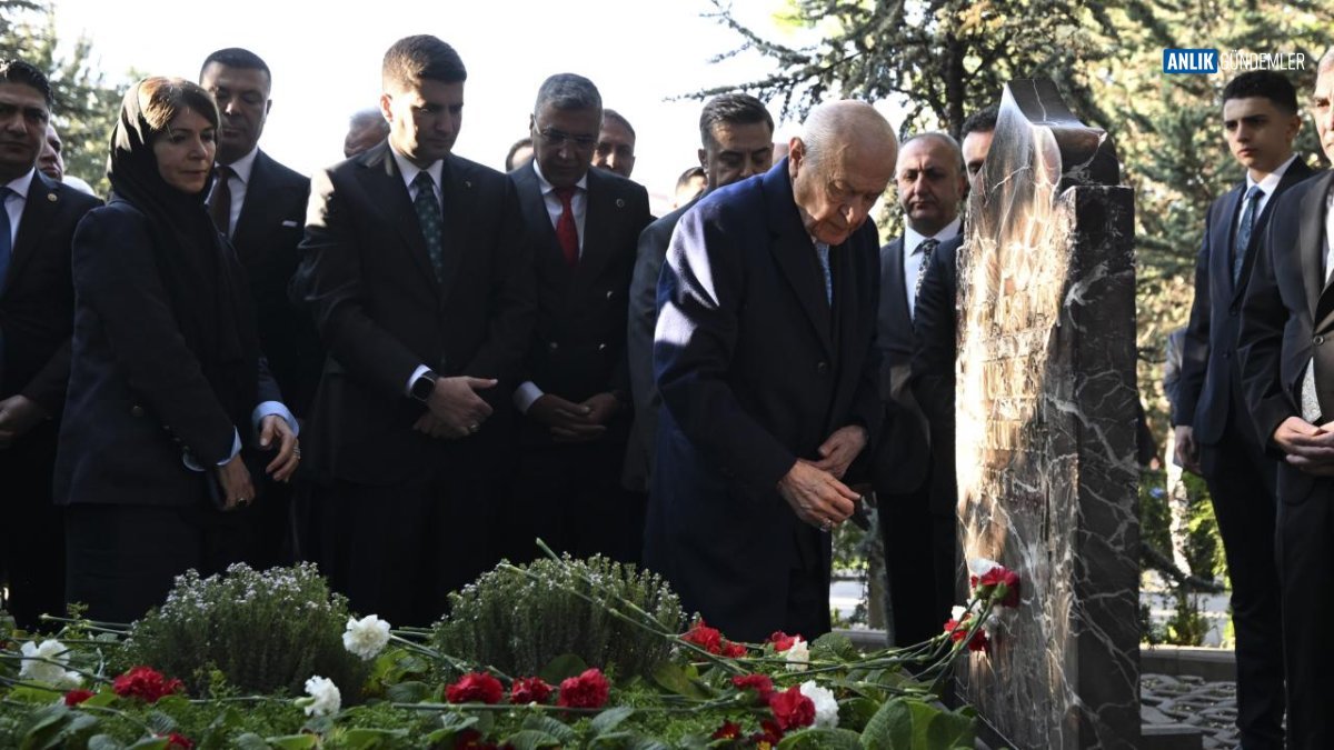 MHP Lideri Devlet Bahçeli'den Alparslan Türkeş'in Kabrine Anlamlı Ziyaret: Gelenekten Geleceğe Güçlü Bağlar