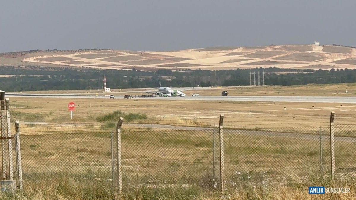 Gaziantep'e İnen Uçakta Kabus Dolu Anlar: Yolcular Nefes Kesti! Pistten Fırlayan Parçalar Panik Yarattı