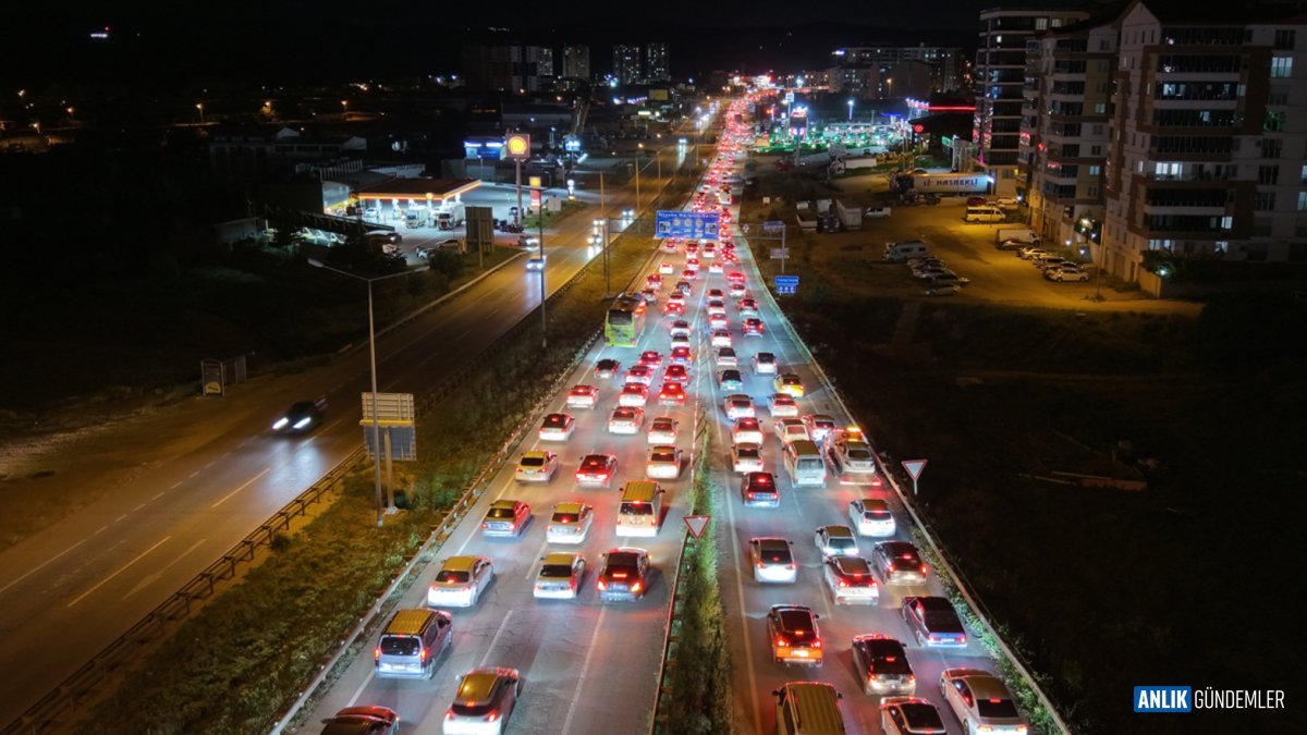 Bayramın Ardından Yollar Esir Aldı: Anadolu'dan İstanbul'a Kilometrelerce Sürüyor