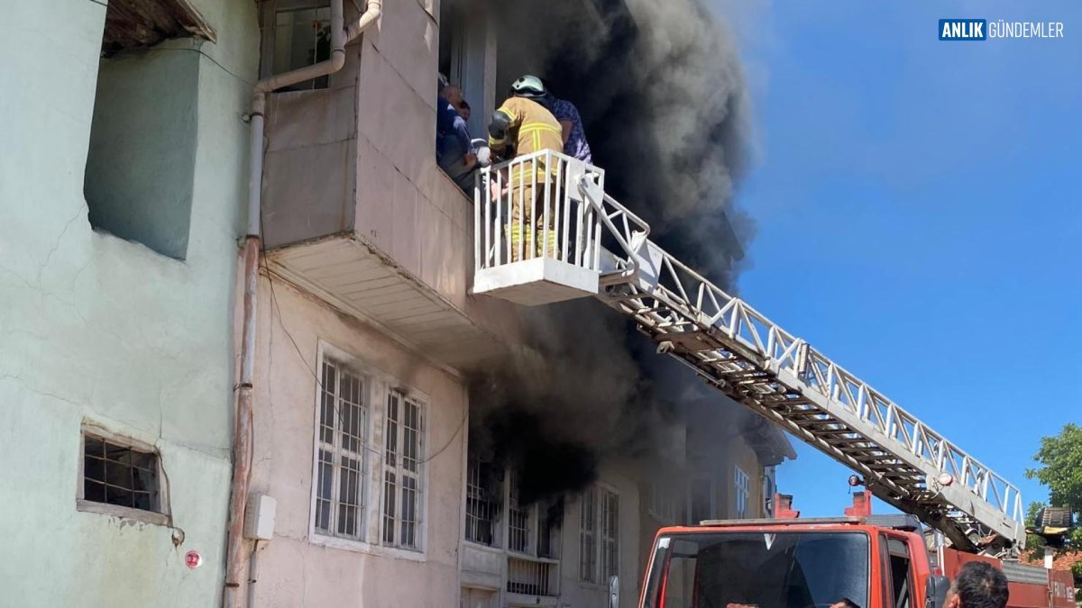 DUMANLARIN ARASINDAN NEFES KESEN KURTARILIŞ! İtfaiye Merdiveniyle Hayata Tutundular